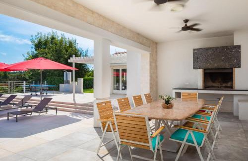 Rezanci Villa | Design Sole: Family-Friendly Retreat for Memorable Stays