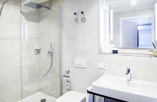 Ludwigsvorstadt-Kliniken Hotel | Artistic Retreat in Munich with Eco-Friendly Amenities