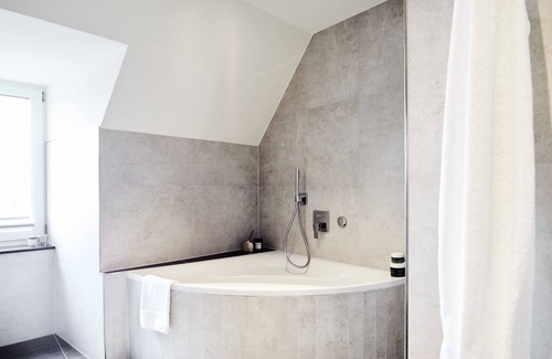 Ludwigsvorstadt-Kliniken Hotel | Artistic Retreat in Munich with Eco-Friendly Amenities