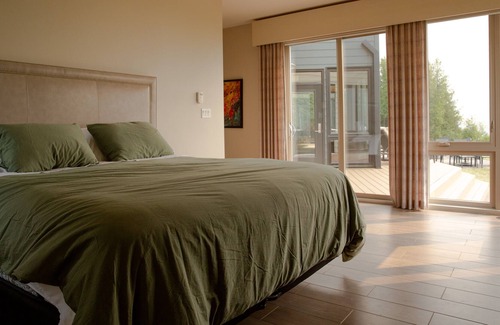 Central Huron Cottage | Designed to provide you with the perfect combination of comfort, style, and relaxation.