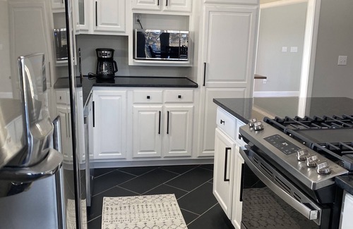 White Mills House | Ideal Retreat for Workers, Minutes from Blue Oval SK Site