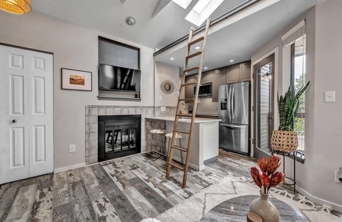 Newlands Apartment | Stylish 1 Bedroom Downtown Boulder with Scenic Views