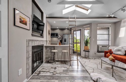 Newlands Apartment | Stylish 1 Bedroom Downtown Boulder with Scenic Views