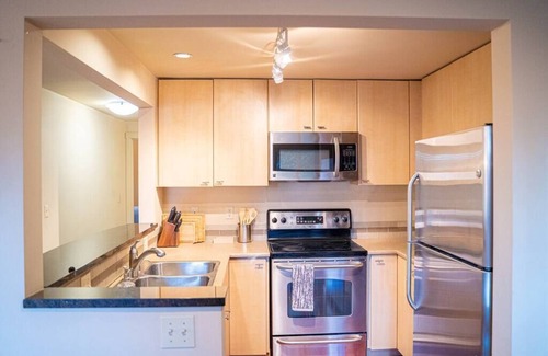 Kirkland Condo | Stylish 2BR Condo with Balcony and King Bed Near Attractions