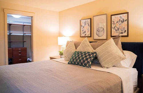 Kirkland Condo | Stylish 2BR Condo with Balcony and King Bed Near Attractions