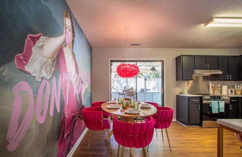 Savannah House | Designer 3-bedroom house with photo zones, sunroom, fire table, fenced backyard