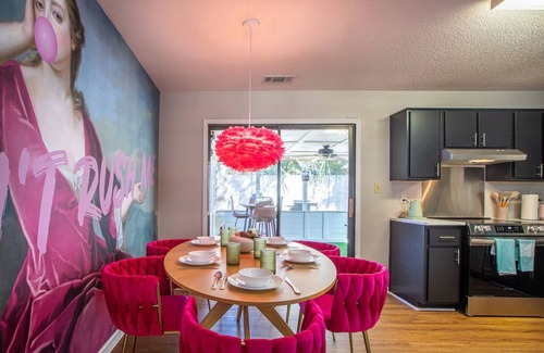 Savannah House | Designer 3-bedroom house with photo zones, sunroom, fire table, fenced backyard