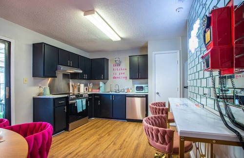 Savannah House | Designer 3-bedroom house with photo zones, sunroom, fire table, fenced backyard