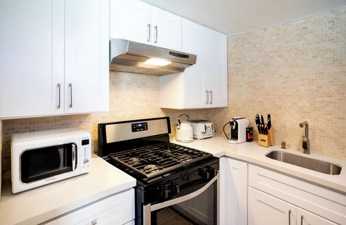 Longfellow Apartment | Designer 3 BR Home Vintage Tubs 2 parking, near San Francisco Bay UC Berkeley