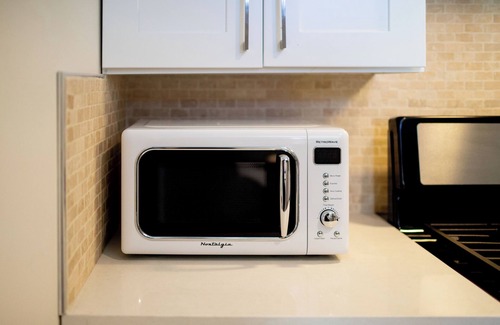 Longfellow Apartment | Designer 3 BR Home Vintage Tubs 2 parking, near San Francisco Bay UC Berkeley