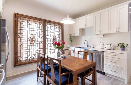 Longfellow Apartment | Designer 3 BR Home Vintage Tubs 2 parking, near San Francisco Bay UC Berkeley