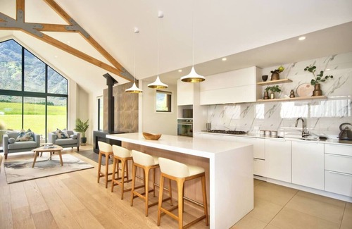 Jacks Point House | Stylish 4 Bedroom Home with Breakfast in Jacks Point