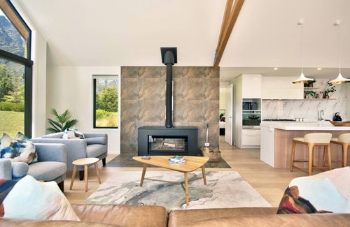 Jacks Point House | Stylish 4 Bedroom Home with Breakfast in Jacks Point