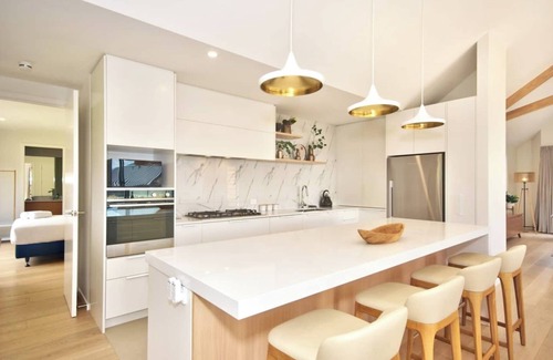Jacks Point House | Stylish 4 Bedroom Home with Breakfast in Jacks Point