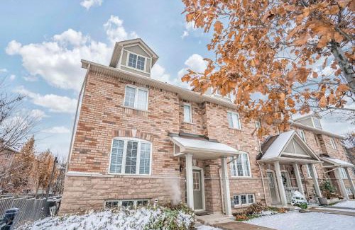 Streetsville Villa | Stylish 4BR Executive Townhome with Pet-Friendly Comfort