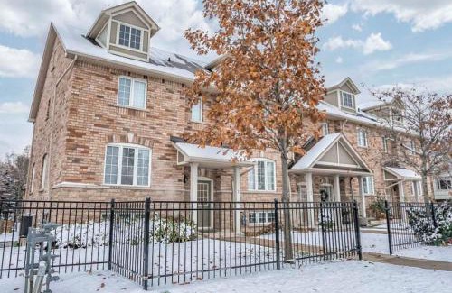 Streetsville Villa | Stylish 4BR Executive Townhome with Pet-Friendly Comfort