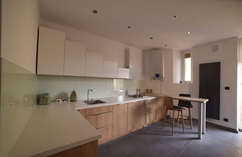 City Centre Apartment | Stylish Designer Apartment with Balcony & Smart TV