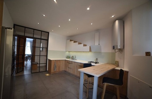 City Centre Apartment | Stylish Designer Apartment with Balcony & Smart TV