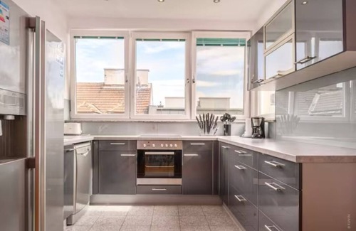Favoriten House | Stylish Designer Apartments Near Reumannplatz with Kitchen