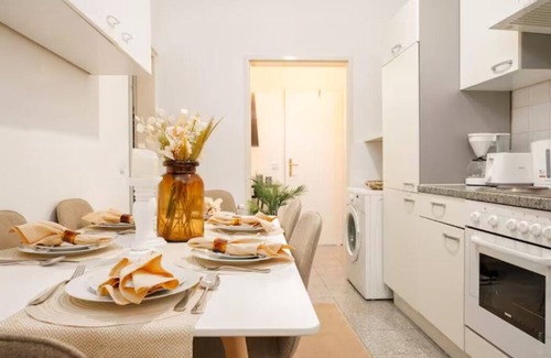 Favoriten House | Stylish Designer Apartments Near Reumannplatz with Kitchen