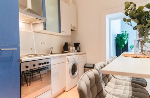 Favoriten House | Stylish Designer Apartments Near Reumannplatz with Kitchen