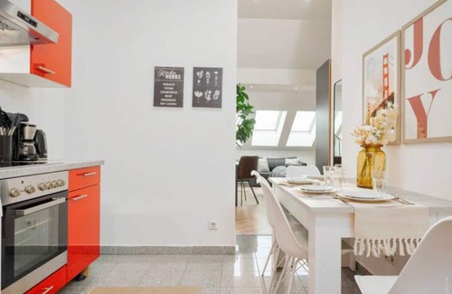 Favoriten House | Stylish Designer Apartments Near Reumannplatz with Kitchen