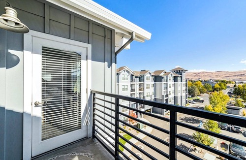 Sparks Apartment | Designer Retreat with Jacuzzi, Pool & Breathtaking Views