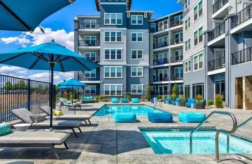 Sparks Apartment | Modern Apartment with Jacuzzi, Sky Lounge & Gym Access