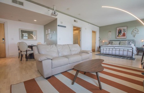 Downtown Des Moines Apartment | Stylish Downtown Condo Suite with Breathtaking Views
