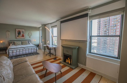 Downtown Des Moines Apartment | Stylish Downtown Condo Suite with Breathtaking Views