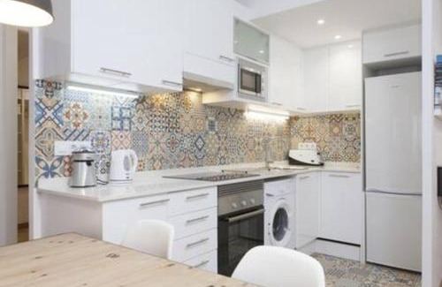 El Port Apartment | Designer Apartment with Balcony Near FIRA - Family Friendly