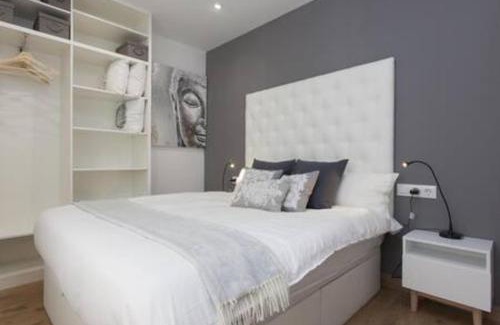 El Port Apartment | Designer Apartment with Balcony Near FIRA - Family Friendly