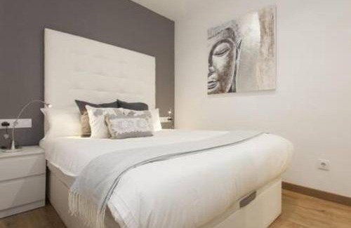 El Port Apartment | Designer Apartment with Balcony Near FIRA - Family Friendly