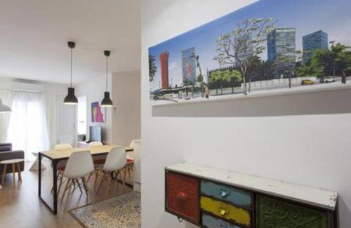 El Port Apartment | Designer Apartment with Balcony Near FIRA - Family Friendly