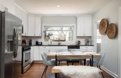 Des Plaines House | Top-Rated Des Plaines Urban Retreat: Pet-Friendly Getaway