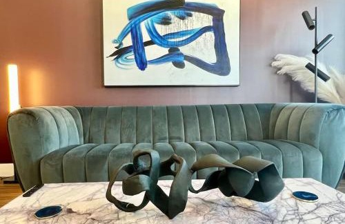 Hollywood Apartment | Designer Hollywood Penthouse with Private Balcony - 10/10 Rated
