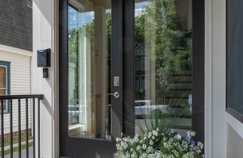 Woodward Heights House | Stylish Retreat Steps from Rupp & Manchester with Breakfast