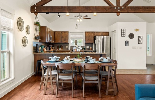 Dripping Springs House | Inviting Cottage in Historic Dripping Springs with Spa & Breakfast