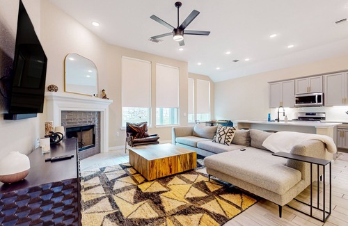 Austin House | Stylish Home with Office, Outdoor Lounge & Pet-Friendly Yard