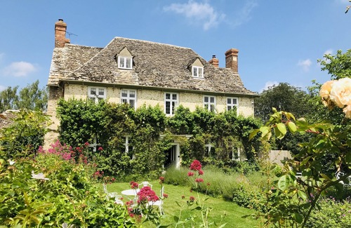 Buscot House | Elegant Designer House at Buscot Manor with Spa & Pool