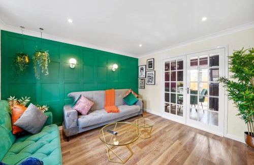 Barrow Gurney Apartment | Stylish Bristol House with Hot Tub - Sleeps 10 Guests