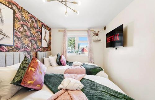 Barrow Gurney Apartment | Stylish Bristol House with Hot Tub - Sleeps 10 Guests