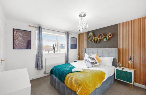 Barrow Gurney Apartment | Stylish Bristol House with Hot Tub - Sleeps 10 Guests