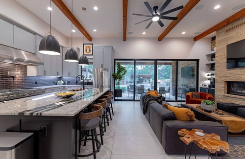 Austin House | Unforgettable Pool & Spa Retreat for 16 Guests - WLVR