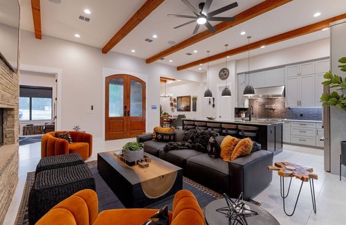 Austin House | Unforgettable Pool & Spa Retreat for 16 Guests - WLVR