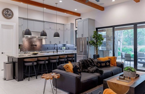 Austin House | Unforgettable Pool & Spa Retreat for 16 Guests - WLVR