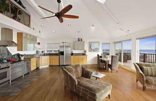 West Hampton Dunes House | Oceanfront Designer Bedrooms with Art & Hot Tub Retreat