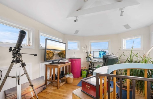 West Hampton Dunes House | Oceanfront Designer Bedrooms with Art & Hot Tub Retreat