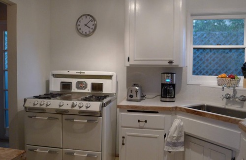 West Hollywood House | Stylish 2-Bedroom Retreat with Pool in WeHo - Guest Rated 9.8