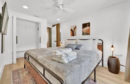 Parker Ridge Apartment | Designer Retreat with Child-Friendly Amenities - Palm Wave